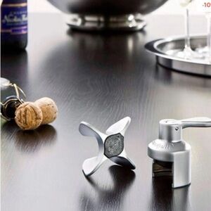 Le Creuset Sparkling Wine Opener Stopper Set Gift Boxed NWT